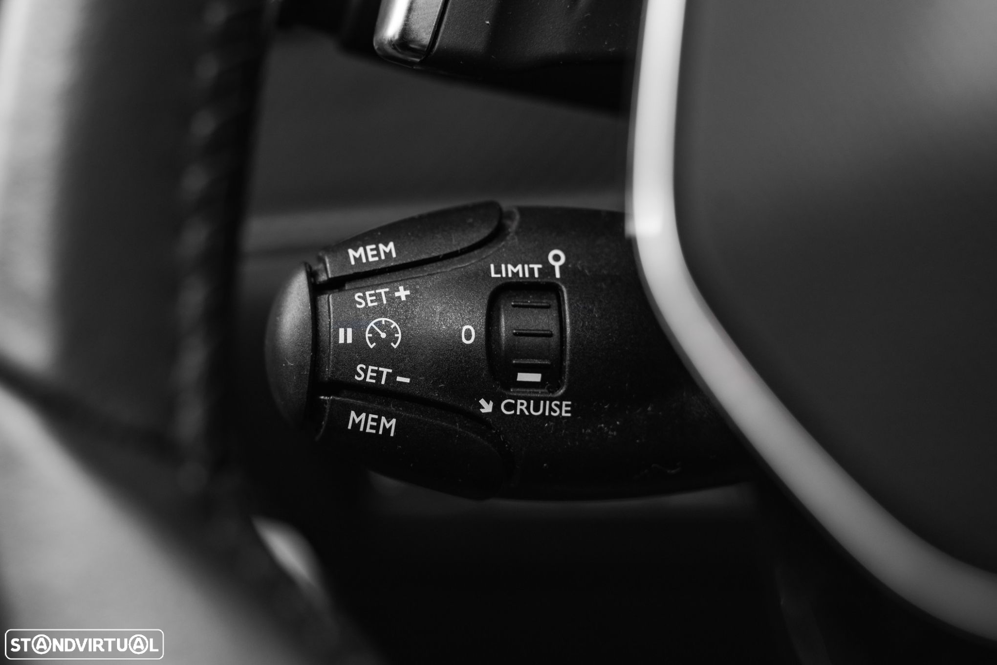 Peugeot 2008 1.2 PureTech Allure EAT8 - 10