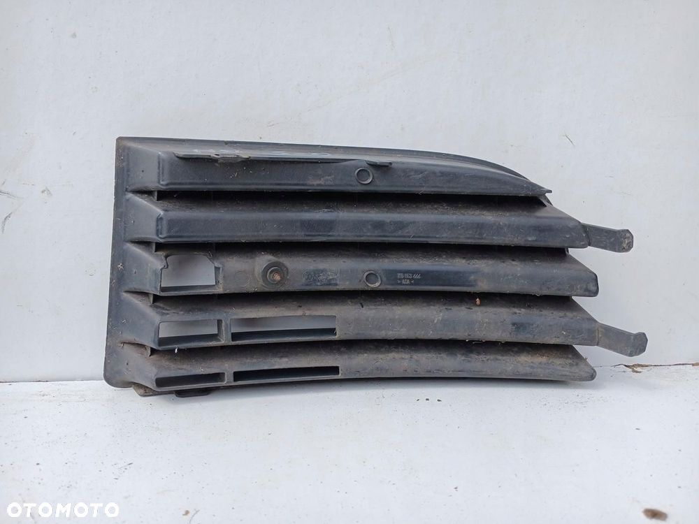 ATRAPA W ZDERZAK KRATKA ZAŚLEPKA HALOGENU PRAWA VW GOLF V 1K0853666 - 2