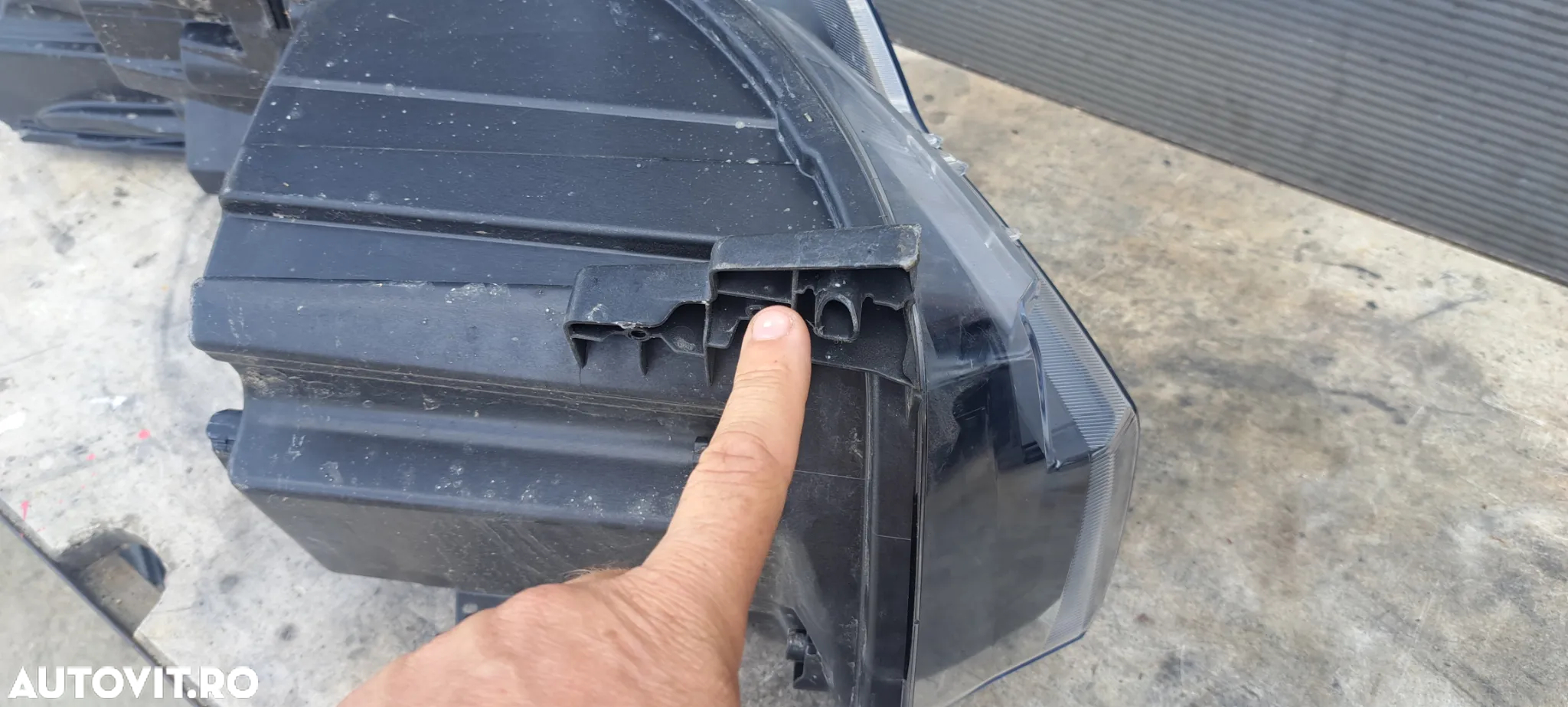 Far dreapta full led Renault trafic 4 cu defect - 4