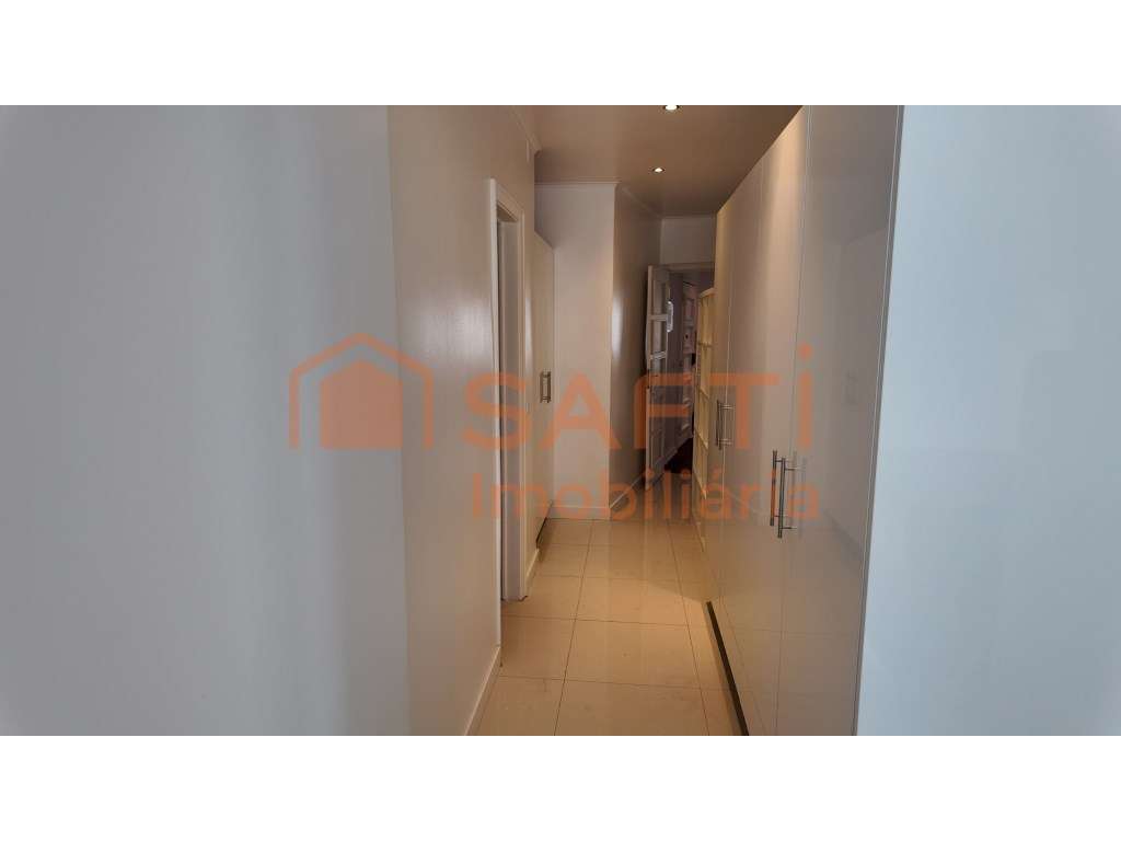 Elegante T3 Remodelado nas Avenidas Novas com Luz Natural - Grande imagem: 5/21