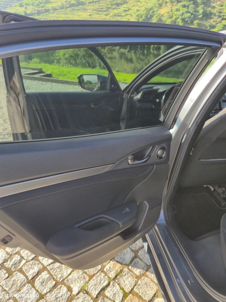 Honda Civic 1.5 i-VTEC Sport Plus - 24