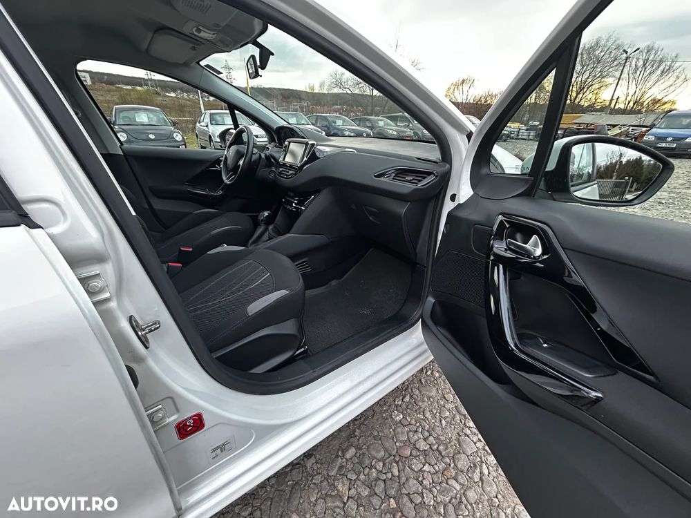 Peugeot 208 95 VTI Allure - 19