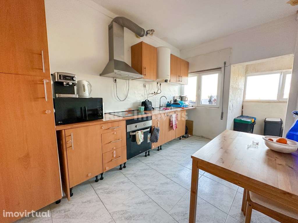 Apartamento T3 semi remodelado com Varanda e Sótão no Rossio - Grande imagem: 3/40