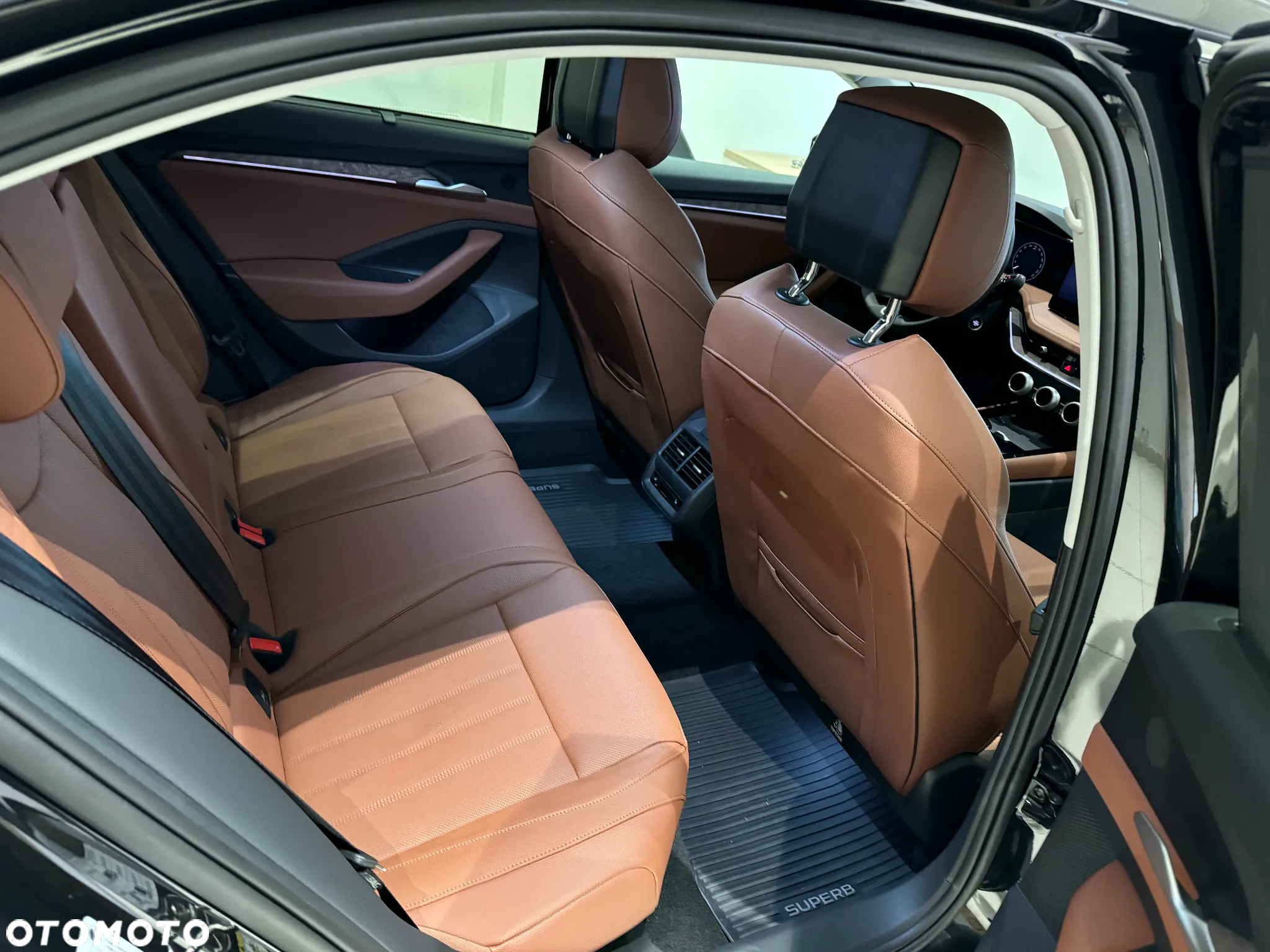 Skoda Superb 2.0 TDI SCR 4x4 L&K DSG - 9