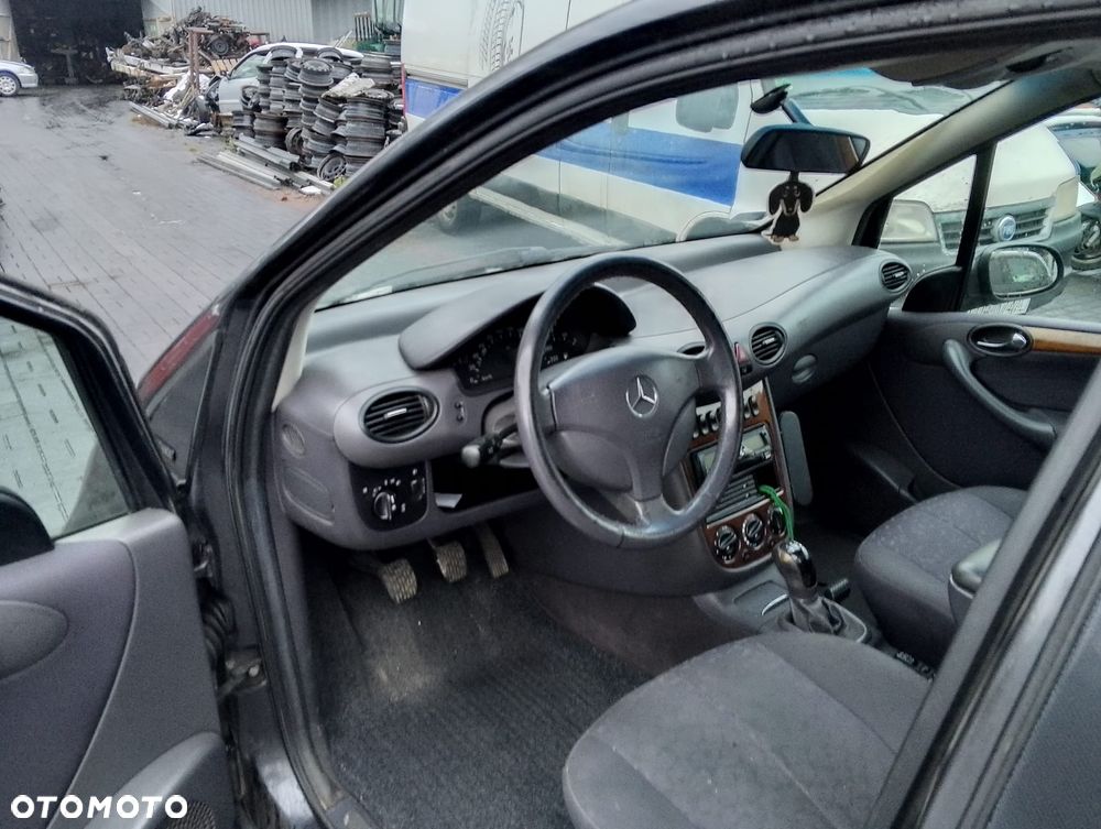 Mercedes – Benz Klasa A W168 FL (01-04r.) 1.9 B 125KM. Silnik 166990 (166.990) Skrzynia 716506 (716.506) (Przeł. 3.72) lakier 195 - METEOR GRAU. Cały na części. GWARANCJA !!!  Przód Tył Zestaw Komplet Drzwi Klapa Zderzak Błotnik Maska Grill Atrapa Szyba Pas Lampa Lusterko Boczki Fotel Kanapa Kokpit Deska Rozdzielcza Przełącznik Włącznik Sterownik Przewody Wiązka Instalacja Moduł Komputer Czujnik Listwa Pompa Alternator Wtryski Głowica Rozrusznik Kompresor Sprzęgło Dwumas Silnik Skrzynia ABS Klimatyzacji Paliwa Wspomagania Kolektor Turbina Przepustnica Zawór Chłodnica Koło Hak Belka Sanki Zawieszenie Mcpherson Półoś Amortyzator Wydech Tłumik Zacisk Most - 7