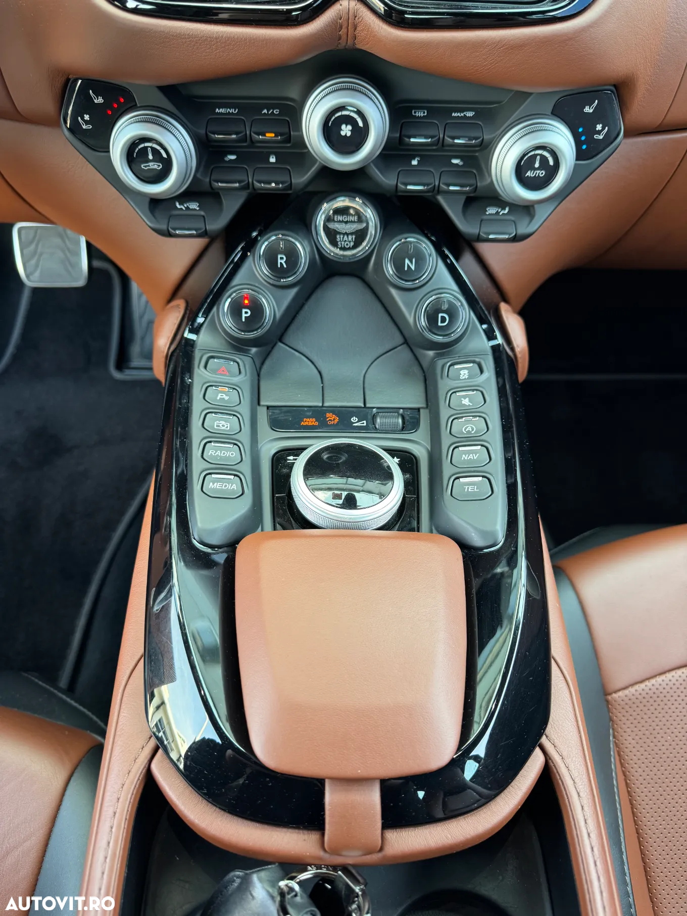 Aston Martin V8 Vantage - 24