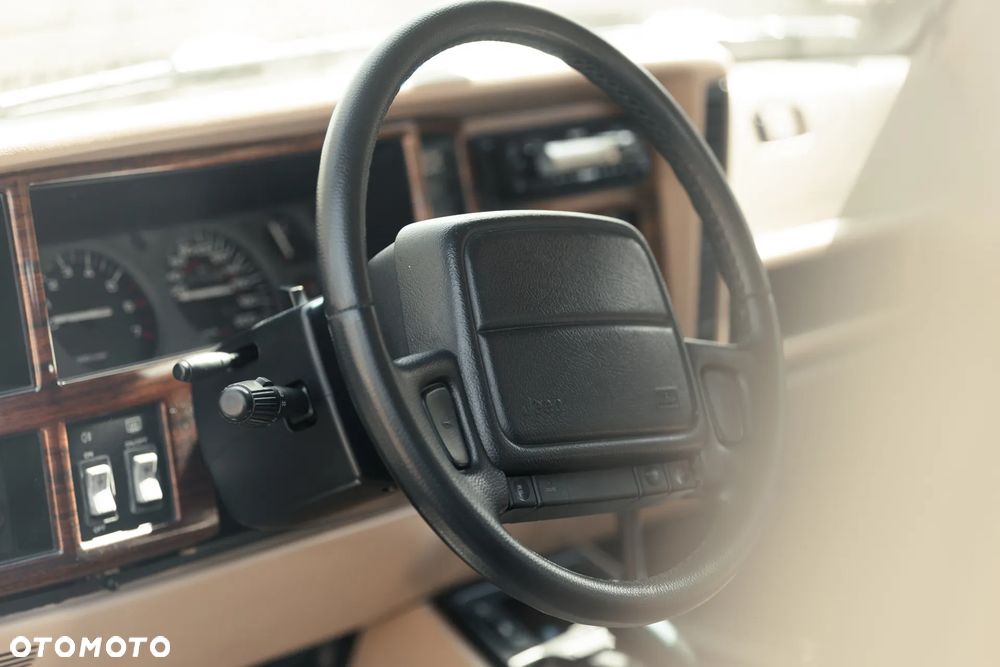 Jeep Cherokee 4.0 Limited - 26