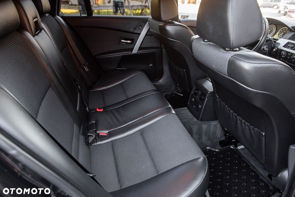 BMW Seria 5 523i Touring - 17