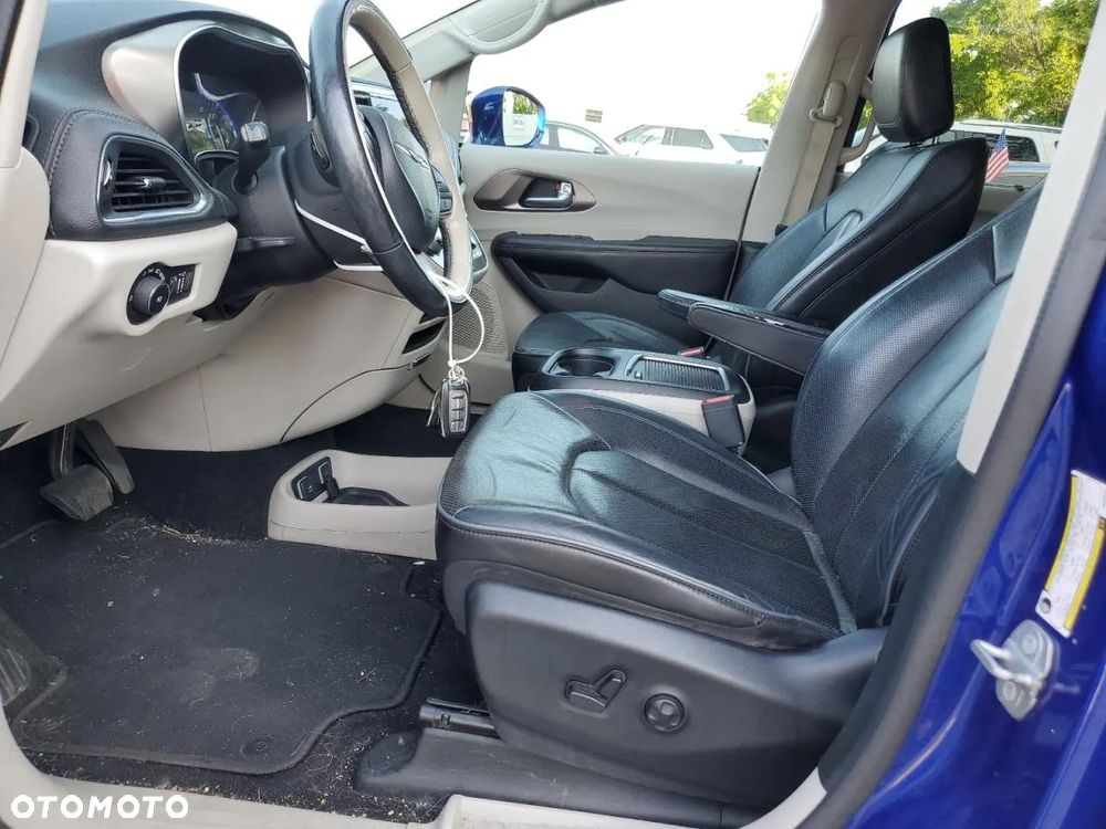 Chrysler Pacifica - 8