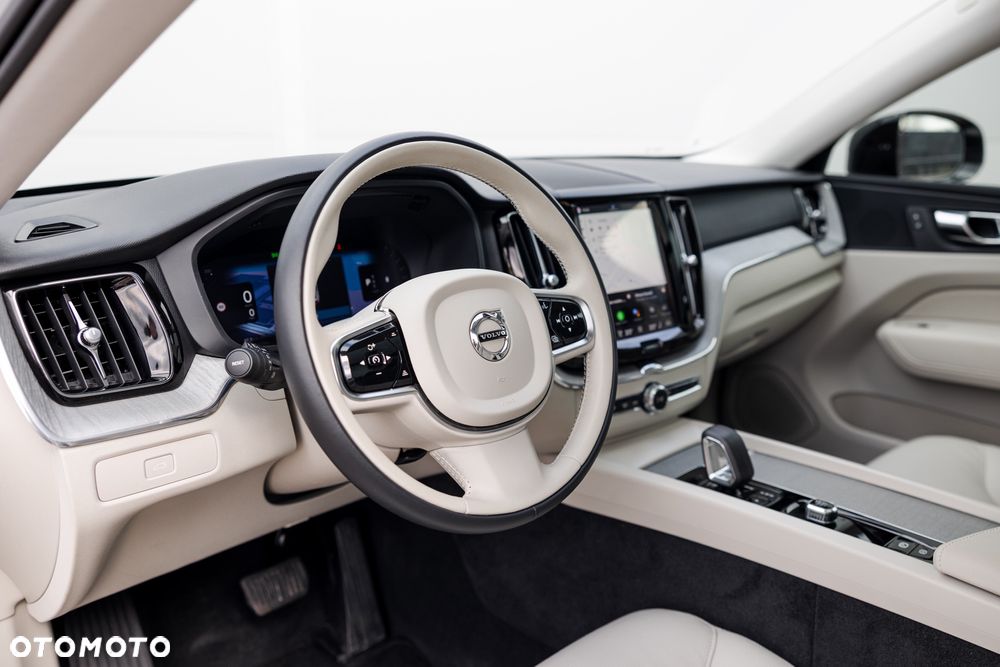 Volvo XC 60 B5 B AWD Plus Dark - 18