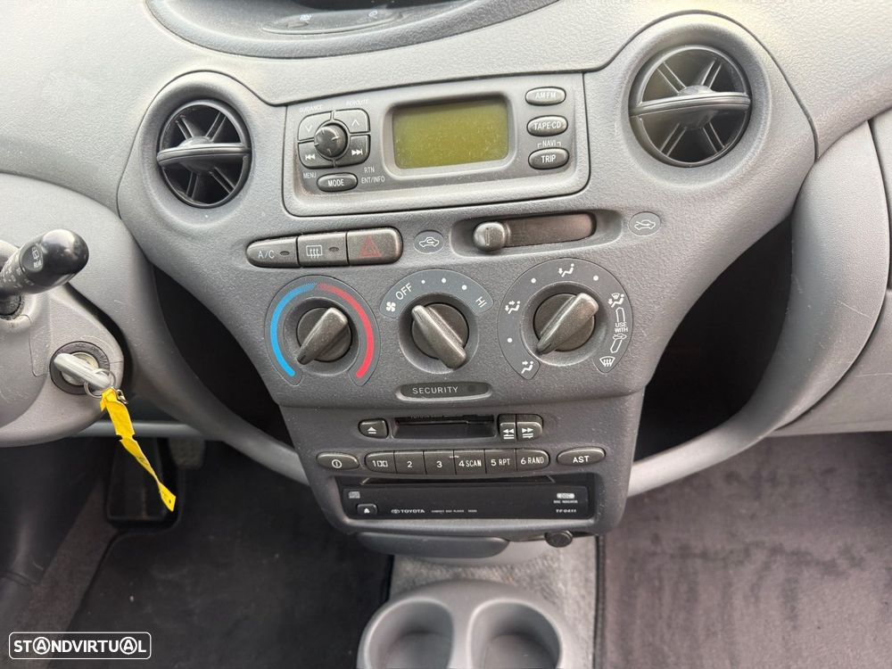 Toyota Yaris 1.0 Base C/Radio - 13