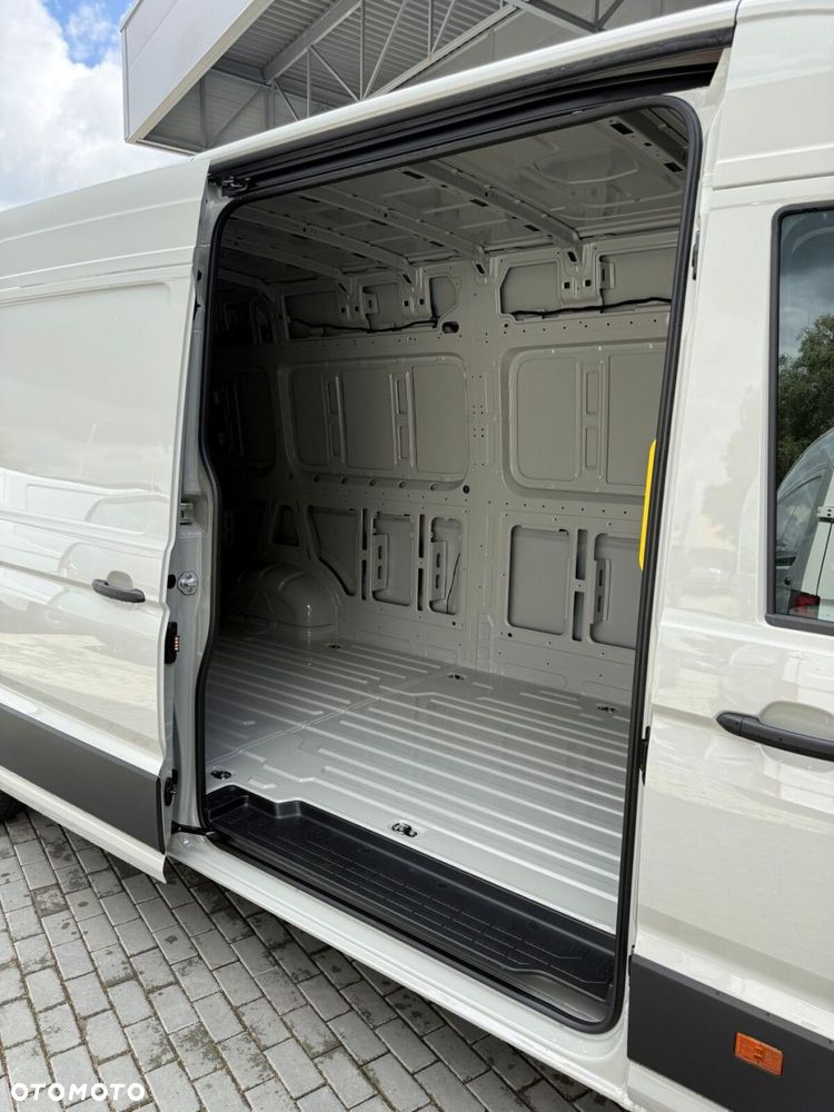 Volkswagen Crafter 35 Furgon z wysokim dachem silnik: 2,0 l EU6 SCR 177 KM / skrzynia biegów: Przedni napęd manualna 6-biegowa rozstaw osi: 4490 mm - 15