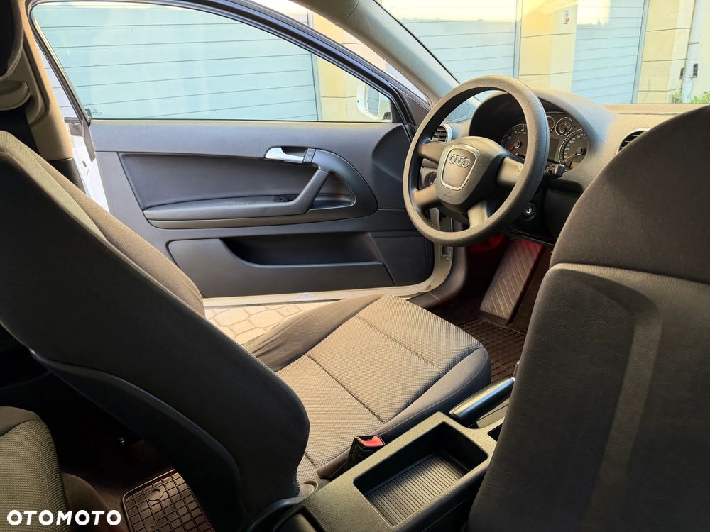 Audi A3 3-drzwiowe 1.6 Attraction - 11
