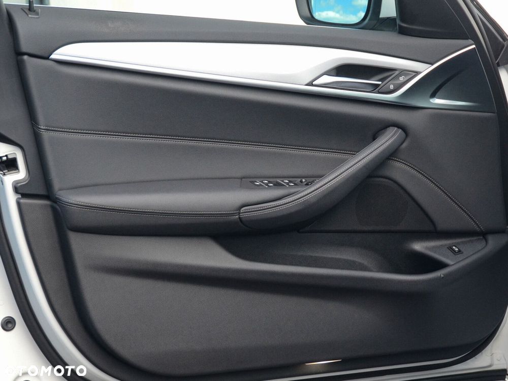 BMW Seria 5 518d mHEV - 18