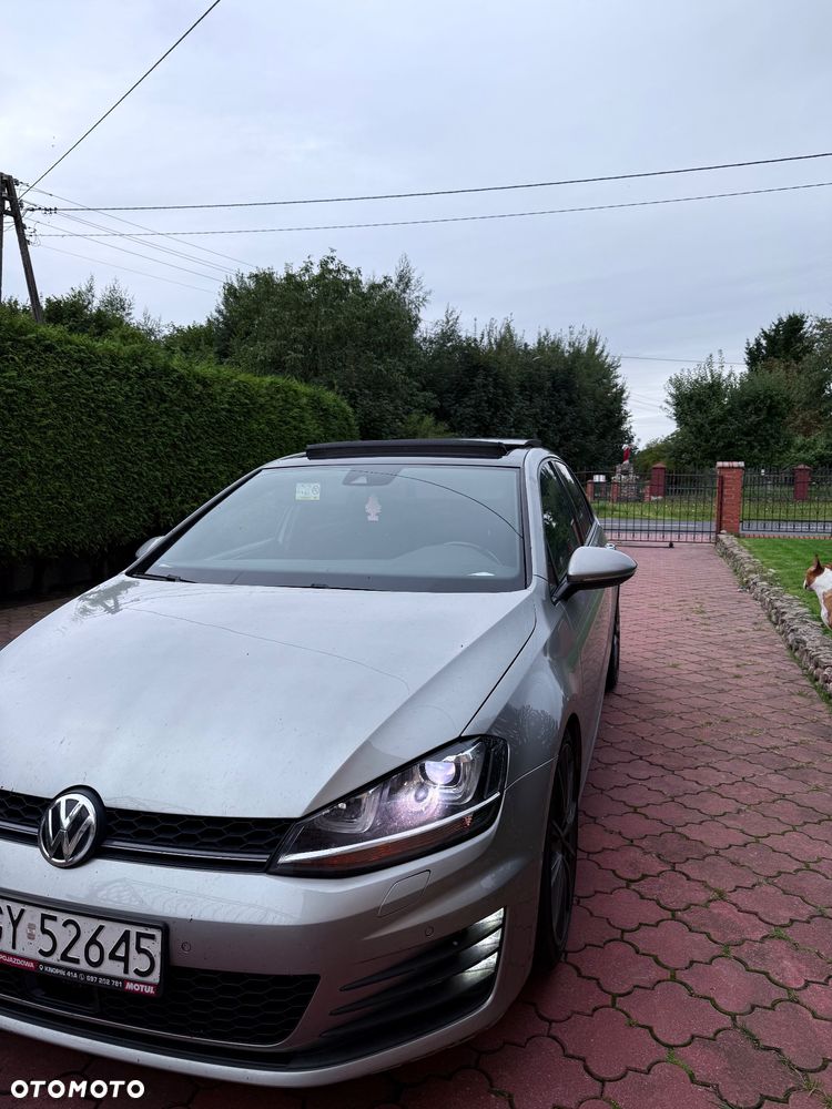 Volkswagen Golf - 1
