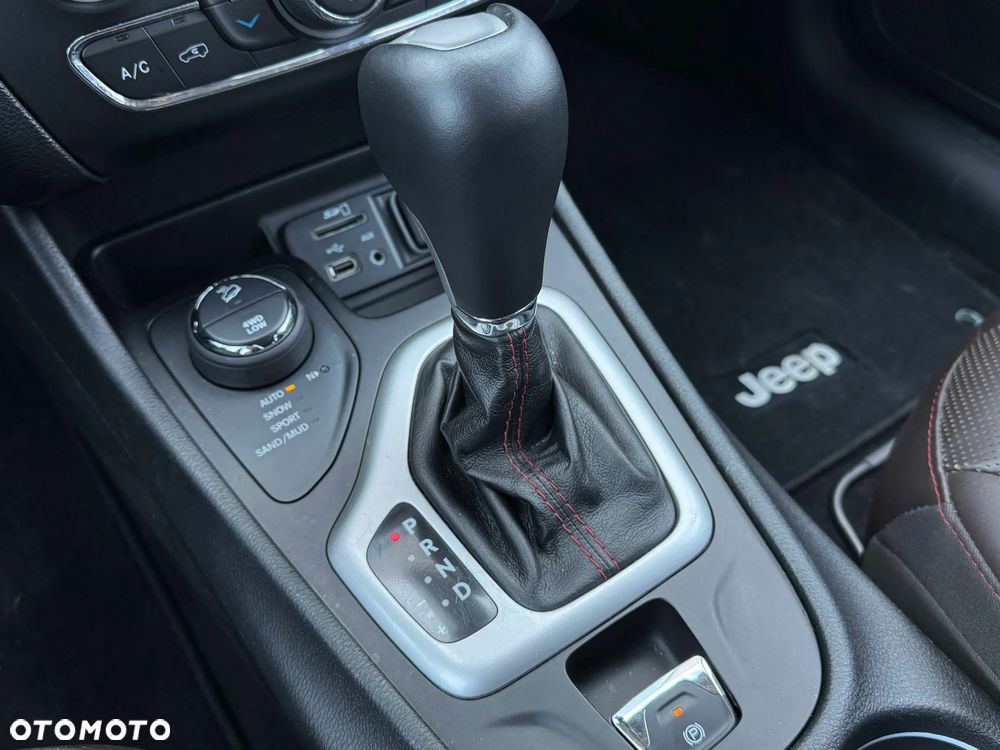 Jeep Cherokee - 25