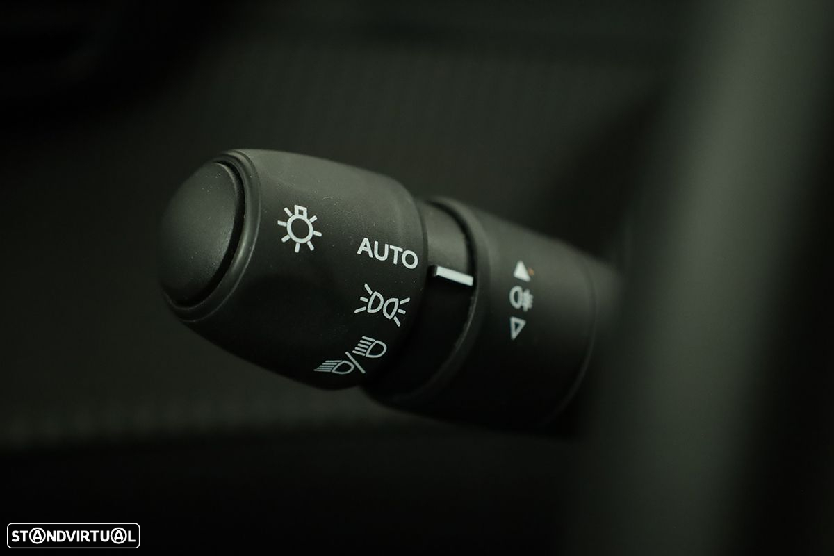 Peugeot 2008 1.2 PureTech Allure EAT8 - 18