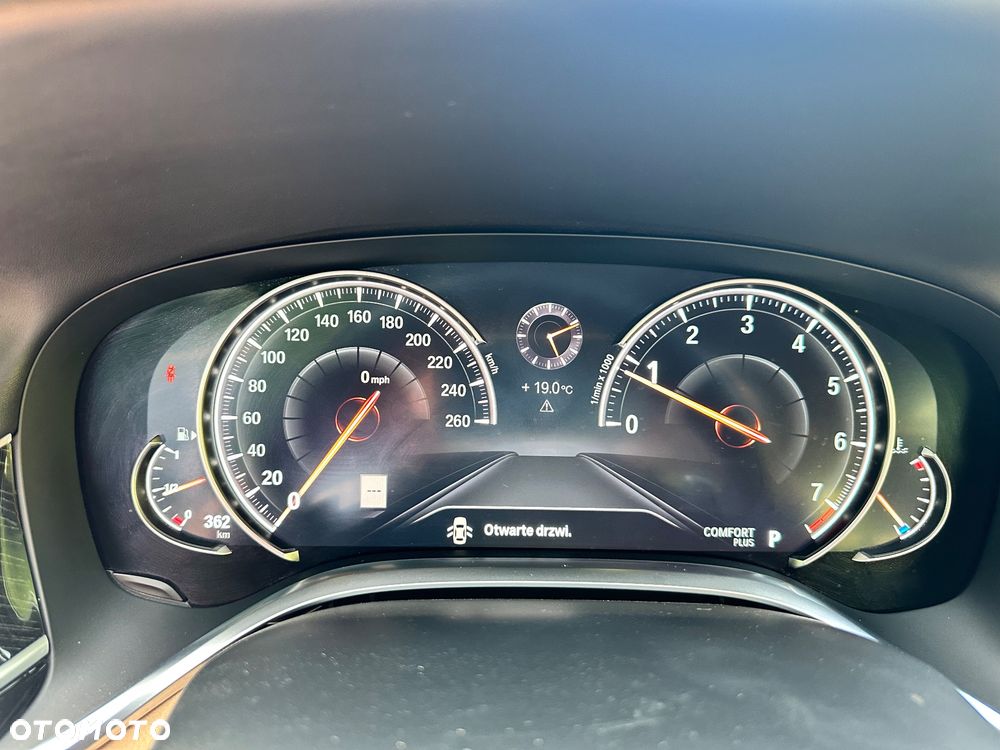 BMW Seria 7 750Li xDrive - 24