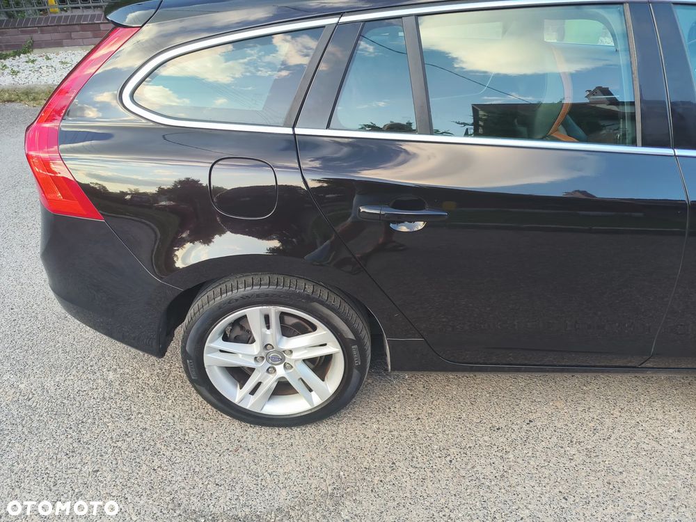 Volvo V60 D6 AWD Plug-in Hybrid R-Design Momentum - 25