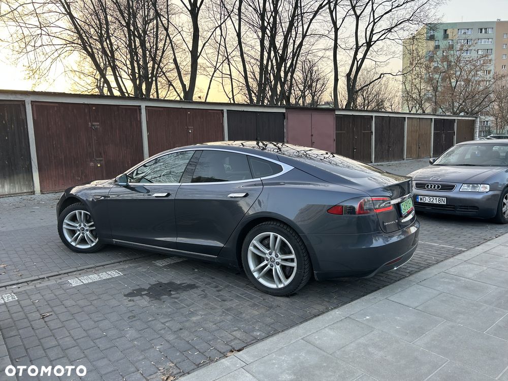 Tesla Model S 85 D - 8