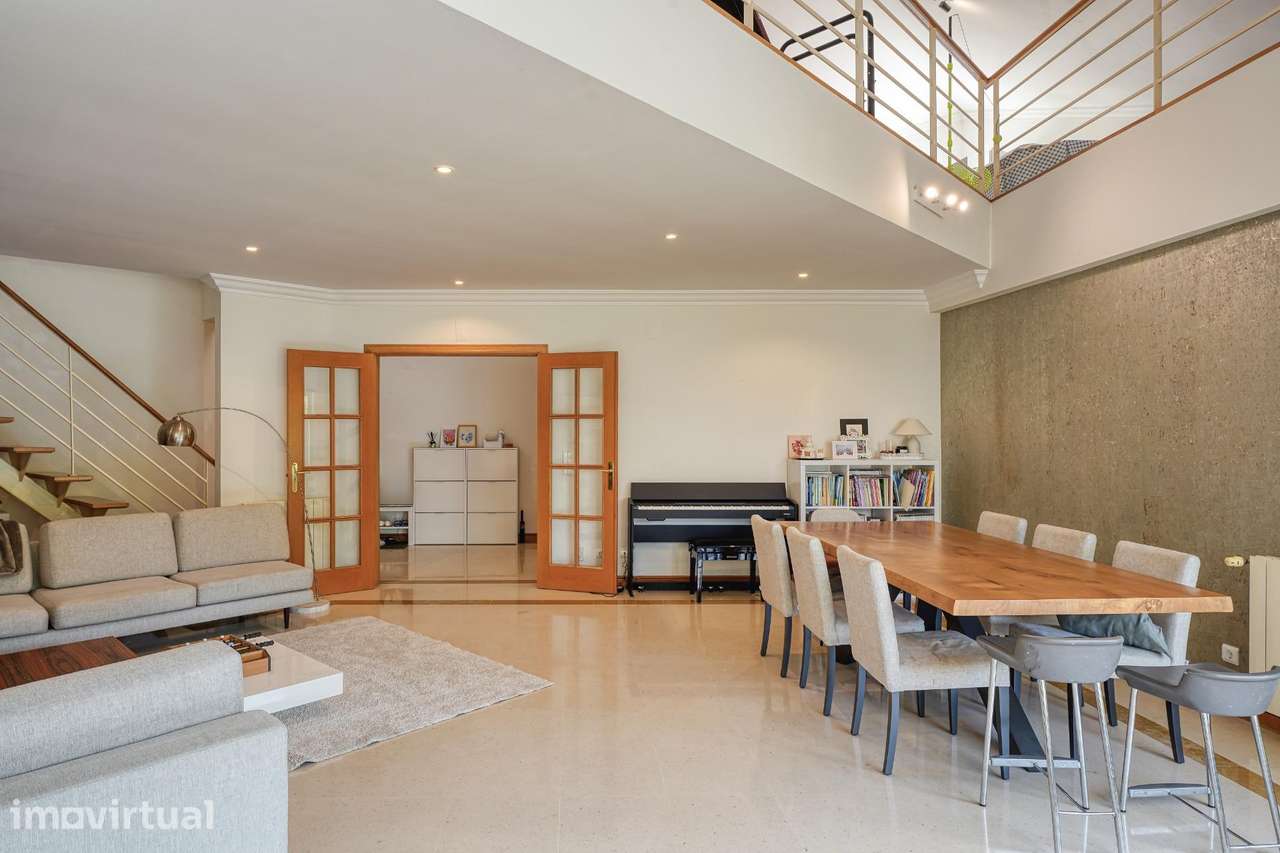 T3 Duplex com Mezanine e Terraço em Condomínio com Piscina | Bicesse - Grande imagem: 5/42
