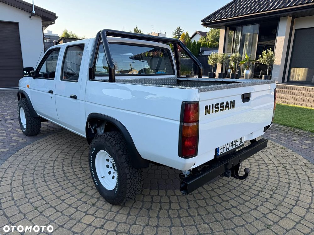 Nissan Pickup - 4