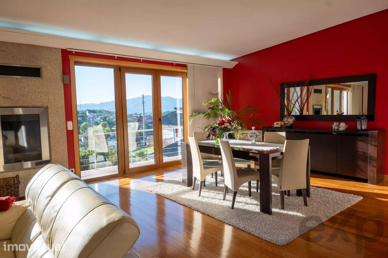 Moradia T4 com terreno de 2.244 m², garagem e classe energética A em F - Grande imagem: 2/36