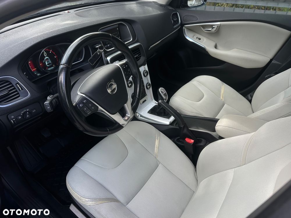 Volvo V40 D3 Momentum - 34