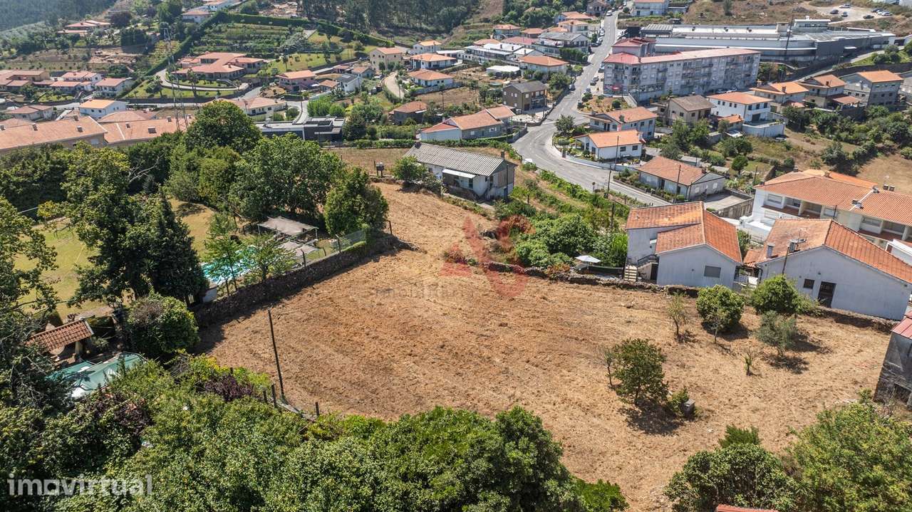 Moradia Centenária Para Recuperação Com Terreno de Construção — NÍVEL - Grande imagem: 4/25