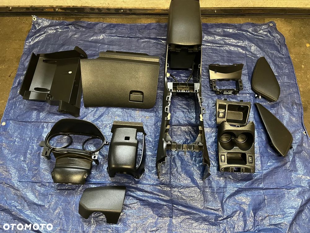 Nissan Qashqai II J11 TUNEL PODŁOKIETNIK UCHWYT NA KUBKI BOCZEK TUNELU SKÓRA  96966 4EA1A 96992 4EH0A  969RK 969RJ CENY W OPISIE 68510 4EH0A  96966 4EA1A 969XC 4EH0A 68104 4EH0A 96992 4EH0A  969RK 969RJ 84997 4EA0A 68520 4EA0A - 1