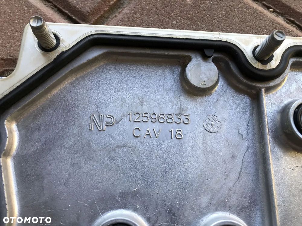 CADILLAC ESCALADE III 6,2 V8 2006-2014 CHEVROLET CAMARO SS 6,2 V8 2009-2015 GÓRNA POKRYWA SILNIKA NOWA - 2