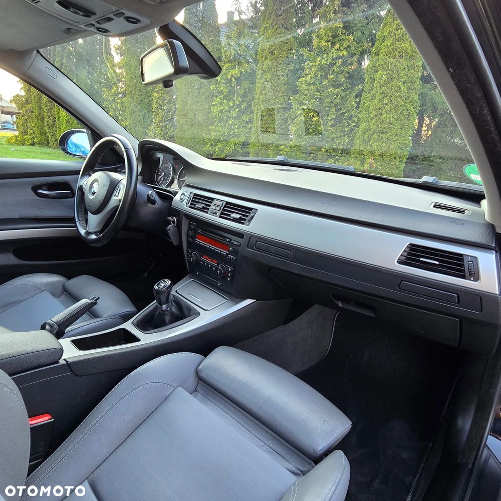 BMW Seria 3 320i Touring - 32