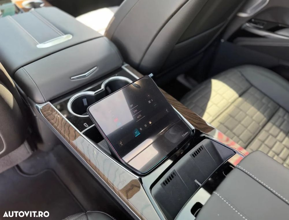 Cadillac Escalade - 16