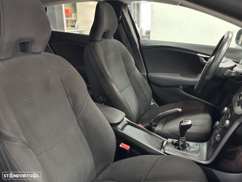 Volvo V40 2.0 D2 Momentum Eco - 19