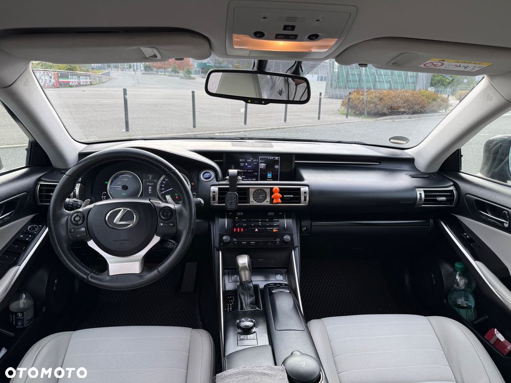 Lexus IS - 13