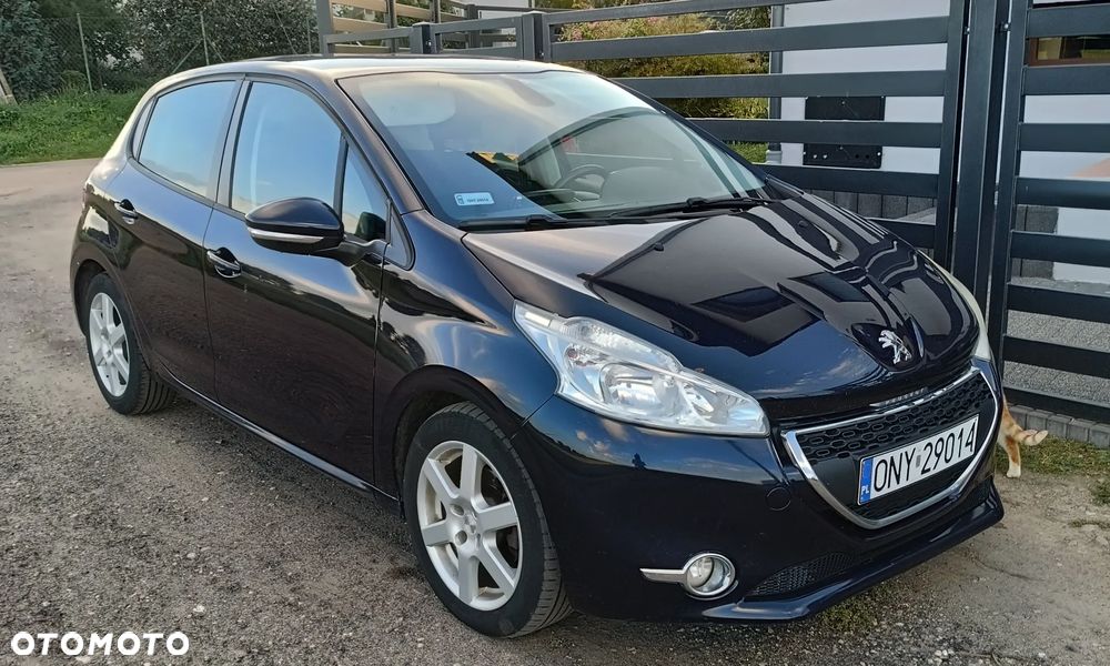 Peugeot 208 - 8