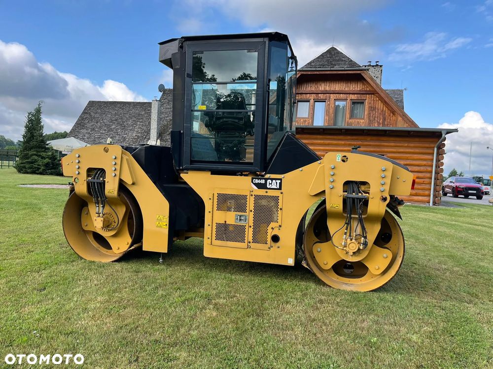 Caterpillar CB44B - 5