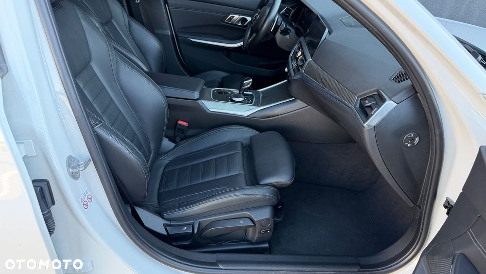 BMW Seria 3 320d xDrive M Sport Shadow - 13