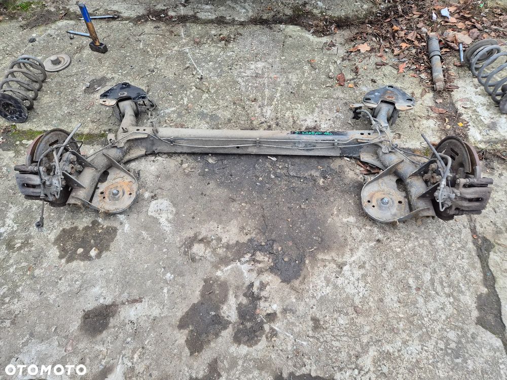 BELKA ZAWIESZENIA TYŁ PIASTY ZACISKI RENAULT KANGOO II 07-21r. - 1