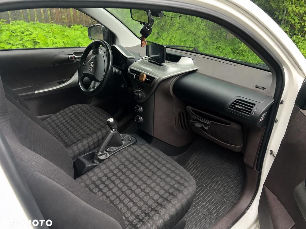 Toyota iQ - 7