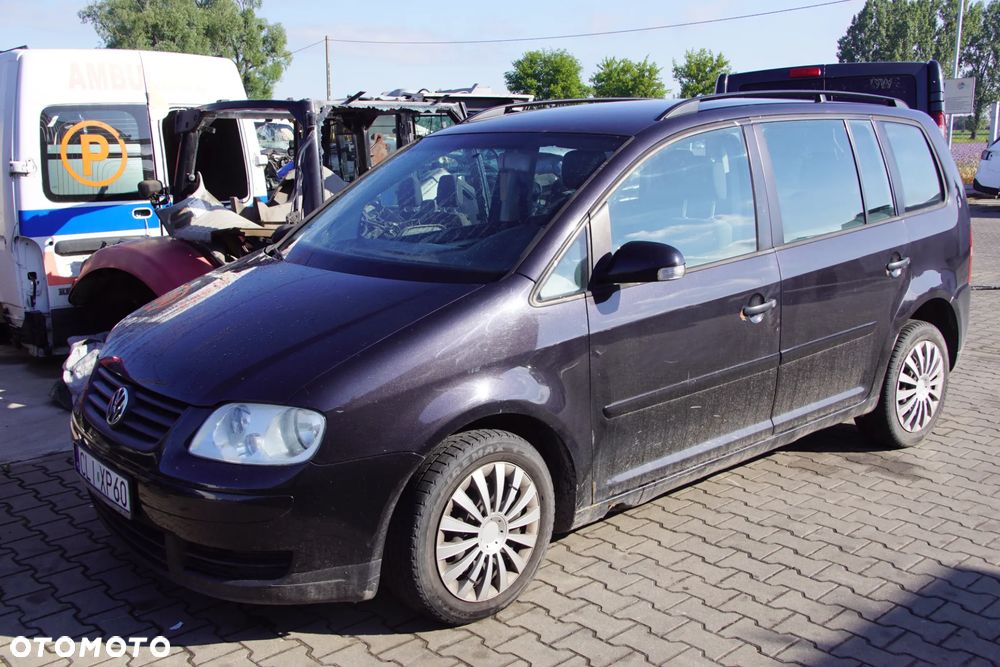 Auto na części - Volkswagen Touran I 1.9 TDI 105 KM BKC GQN LC9Z 2005R Silnik Skrzynia Drzwi Maska Błotnik Klapa Zderzak Lampa Lusterko Klamka Szyba Deska Kokpit Sterownik Moduł Czujnik Licznik Panel Kierownica - 9