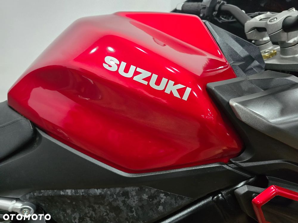 Suzuki GSX - 16