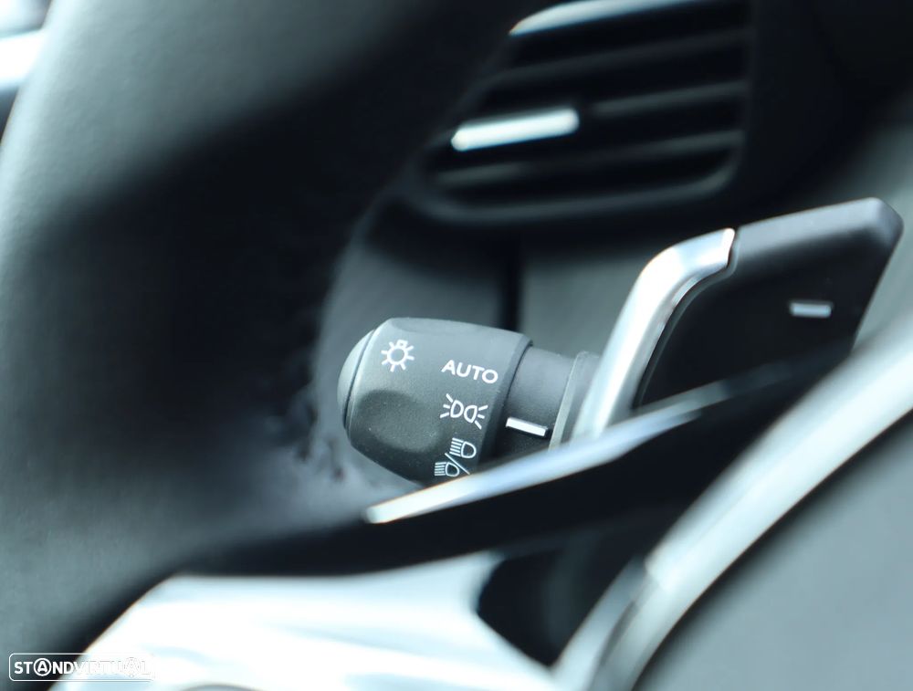 Peugeot 208 1.2 Hybrid Allure e-DCS6 - 32