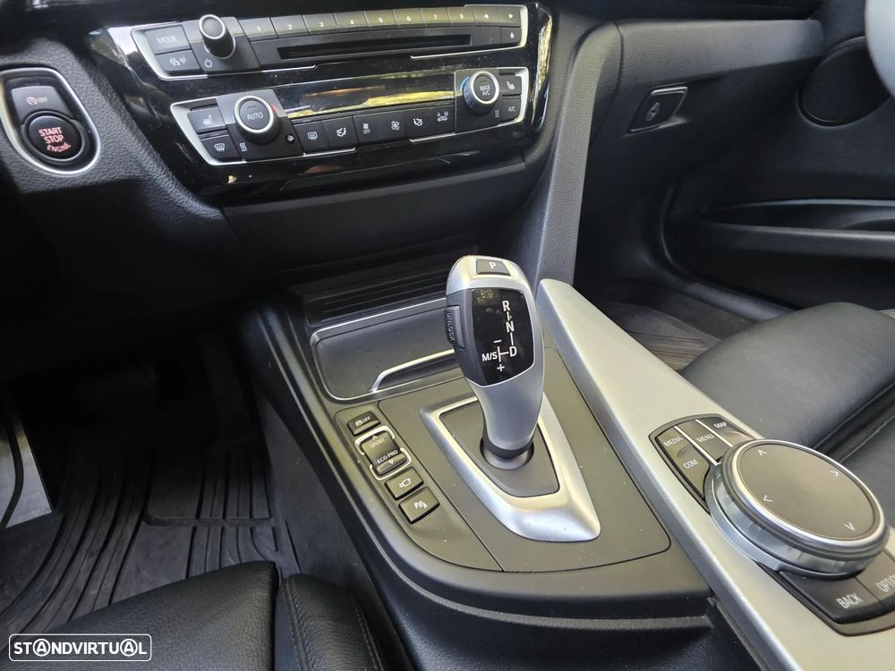BMW 318 i Pack M Auto - 23