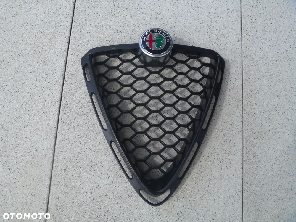 ALFA ROMEO STELVIO ATRAPA CHŁODNICY KRATKA ORYGINAŁ IGŁA 156144237 - 2