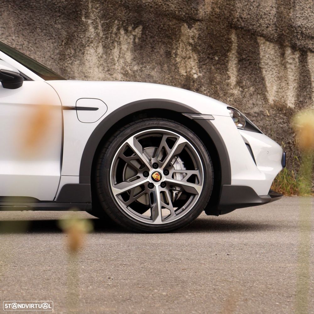 Porsche Taycan Cross Turismo 4 - 7