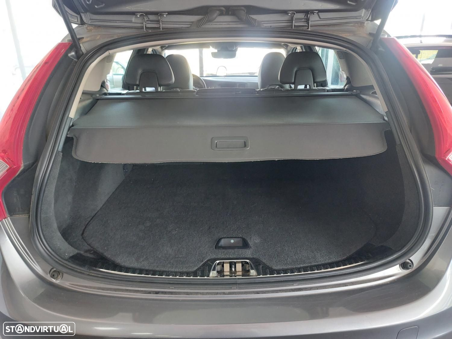 Volvo V60 2.0 D2 Momentum - 41