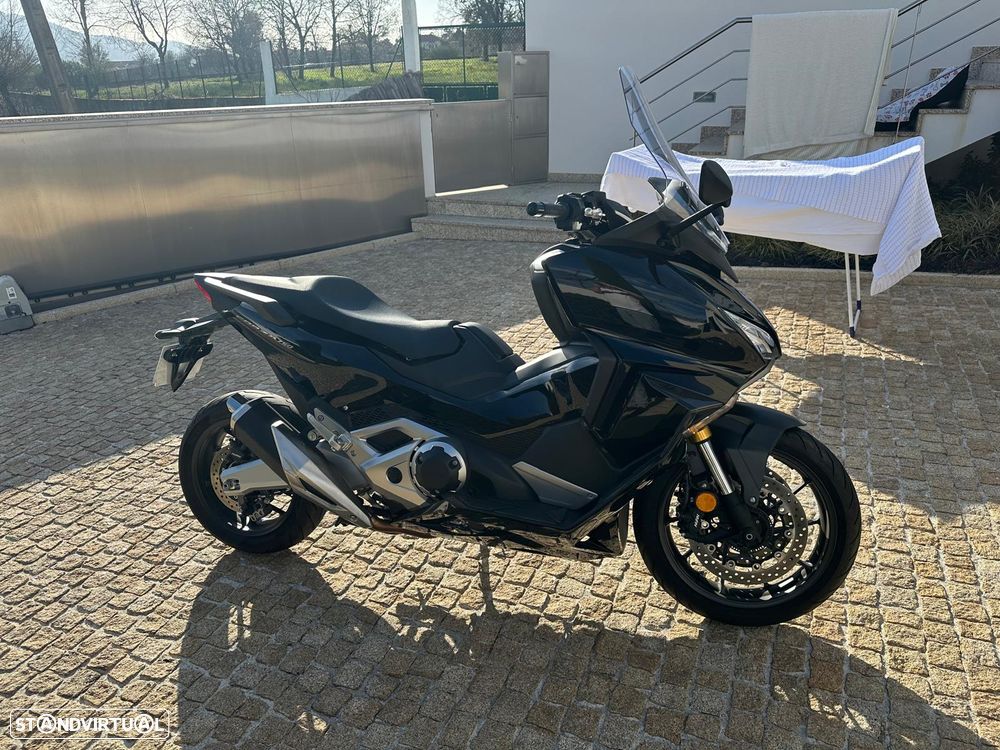 Honda Forza maxi scooter - 8