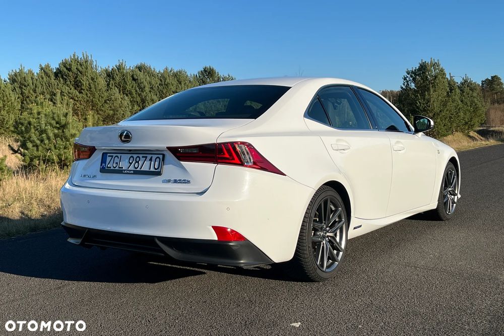 Lexus IS 300h F Sport - 8