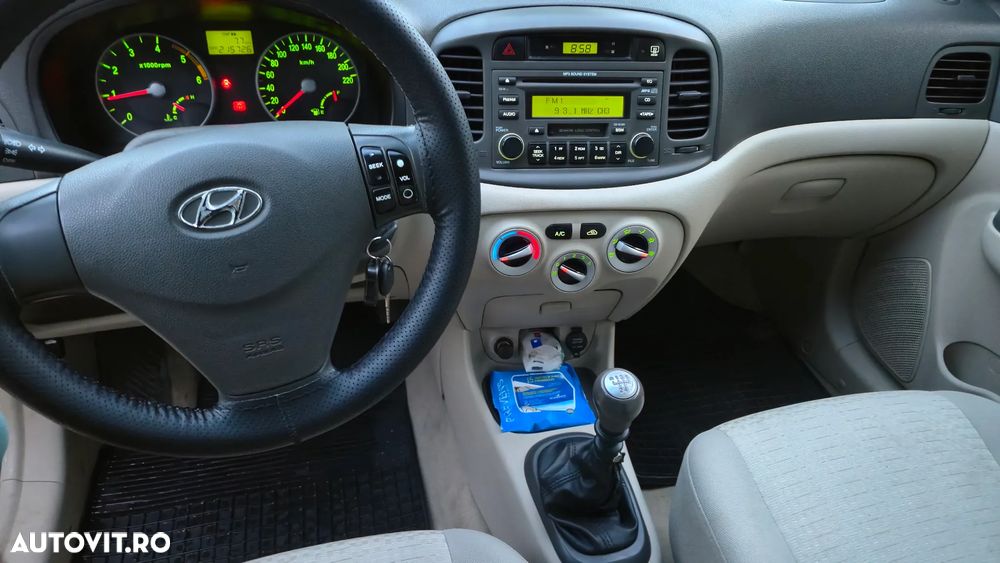 Hyundai Accent MC 1.5 CRDI 4DR GL COMFORT - 4